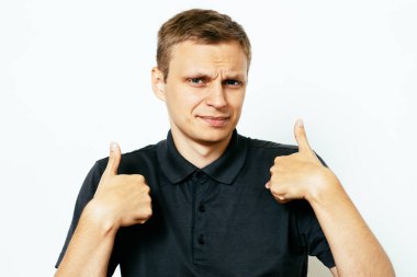 Erkek el parmağı göğsünü işaret ediyor. Jest yap. Ben kimim?.