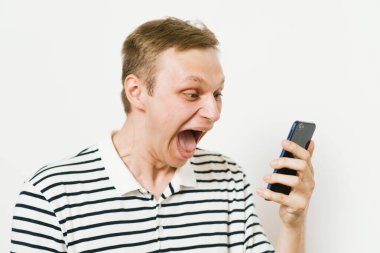 Akıllı telefonu olan bir adam.