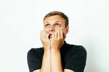 Adam tırnaklarını yiyor.