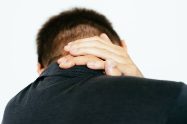 Boyun ağrısı. Arkadaki adam