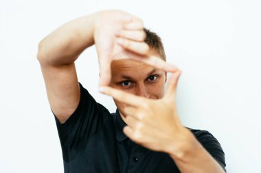 Stüdyoda poz veren adam