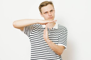 Bir adam ellerini gösterir Mola durdurur.