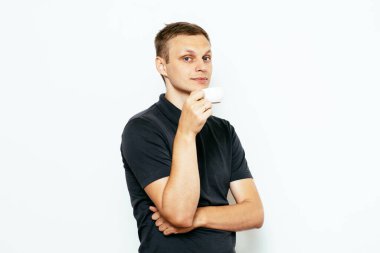 Stüdyoda poz veren adam