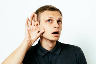 Kulak misafiri olur, dinlemeye çalışır..