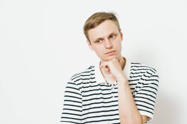 Stüdyoda poz veren adam