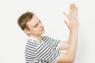 Adam alkışlar ve alkışlar