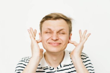 Stüdyoda poz veren adam