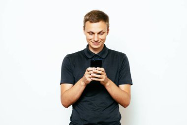 Akıllı telefonu olan bir adam.