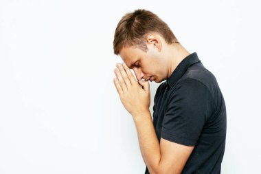 Stüdyoda poz veren adam