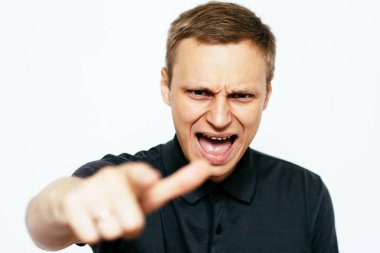 Stüdyoda poz veren adam