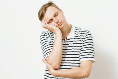 Stüdyoda poz veren adam