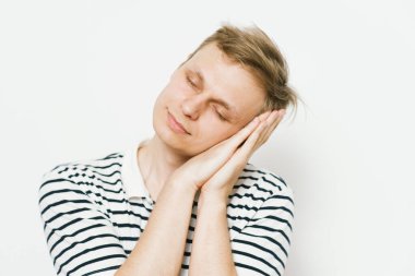 Stüdyoda poz veren adam