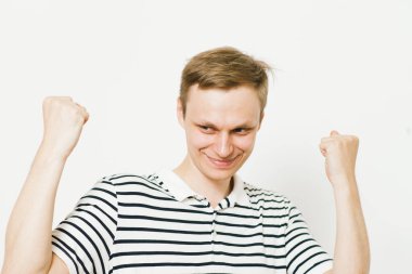 Neşeli, çok mutlu bir adam.