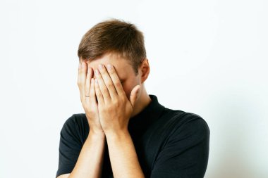 Erkekler gözlerini onun elleriyle kapatır.