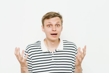 Stüdyoda poz veren adam