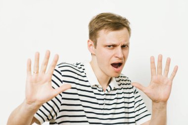 Adam korkudan korkuyor.