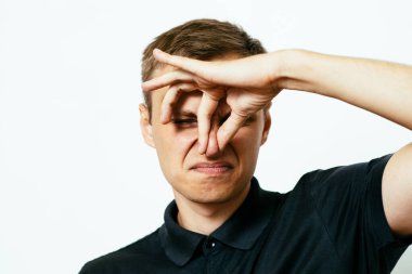 Leş gibi kokuyor. Adamın burnunu kapatır.