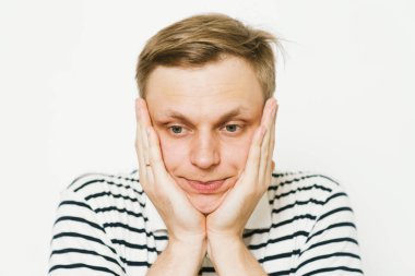 Stüdyoda poz veren adam