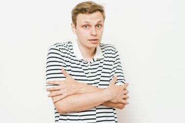 Adam korkudan korkuyor.