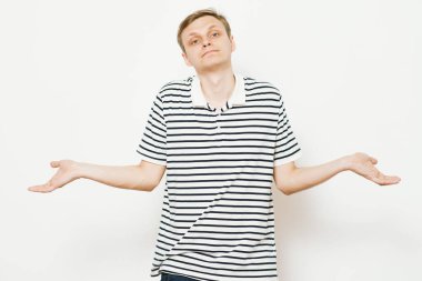 Adam ellerini havaya kaldırıyor.