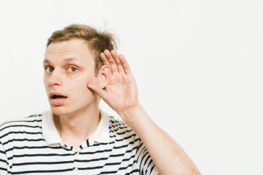 Kulak misafiri olur, dinlemeye çalışır..