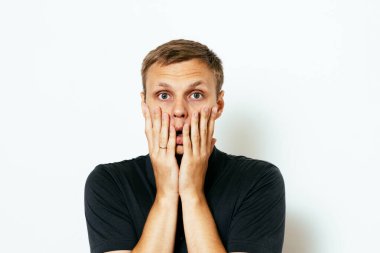 Stüdyoda poz veren adam