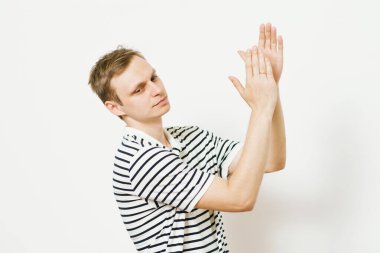 Adam alkışlar ve alkışlar