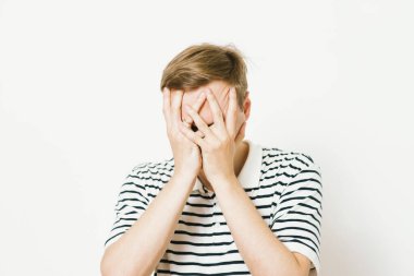 Erkekler gözlerini onun elleriyle kapatır.