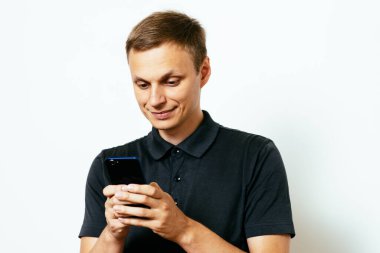 Akıllı telefonu olan bir adam.