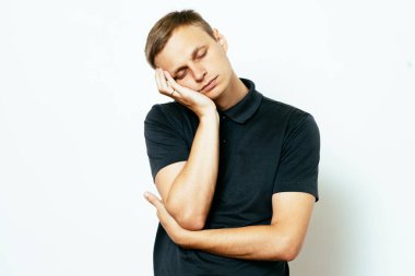 Stüdyoda poz veren adam