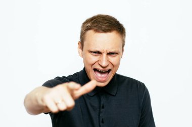 Stüdyoda poz veren adam