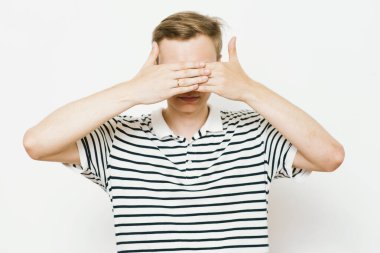 Erkekler gözlerini onun elleriyle kapatır.