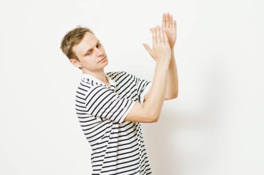 Adam alkışlar ve alkışlar