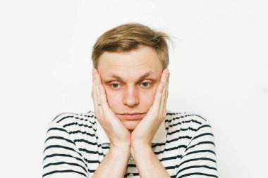 Stüdyoda poz veren adam