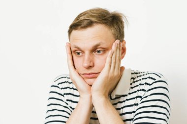 Stüdyoda poz veren adam