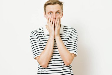 Stüdyoda poz veren adam