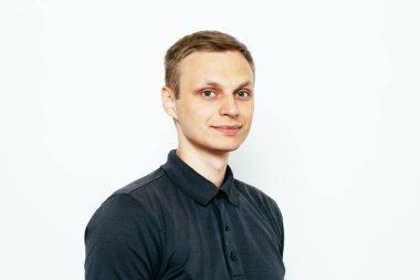 Stüdyoda poz veren adam