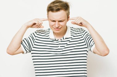 Stüdyoda poz veren adam