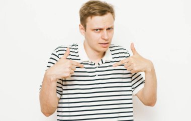 Erkek el parmağı göğsünü işaret ediyor. Jest yap. Ben kimim?.