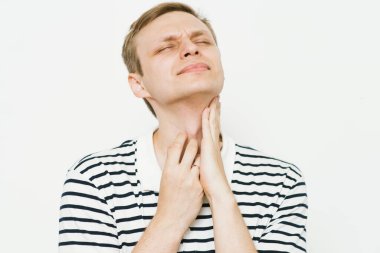 Stüdyoda poz veren adam