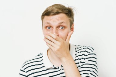 Stüdyoda poz veren adam