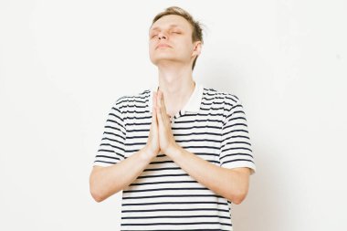 Stüdyoda poz veren adam