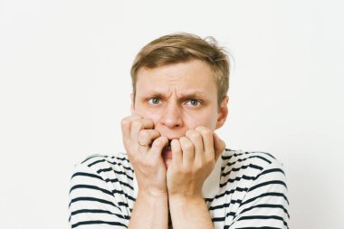 Adam tırnaklarını yiyor.