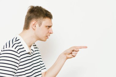 Yakından bakınca genç bir adamın portresi, birini ya da bir şeyi işaret ediyor. Olumlu insan yüzü ifadeleri, duygular, duygular, tutum, yaklaşım