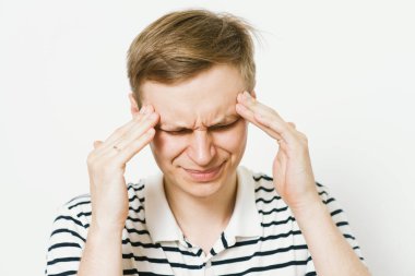 Stüdyoda poz veren adam