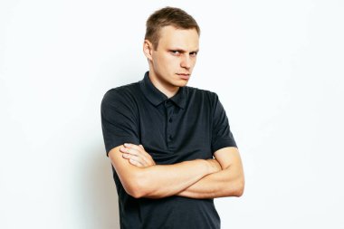 Kollarını kavuşturmuş bir adamın portresi.