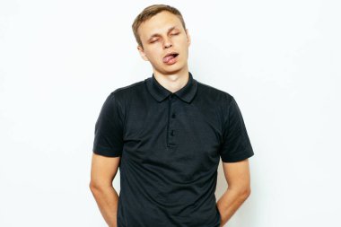 Stüdyoda poz veren adam