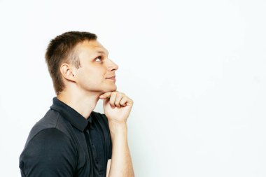 Stüdyoda poz veren adam