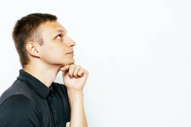 Stüdyoda poz veren adam