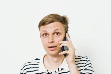 Akıllı telefonu olan bir adam.